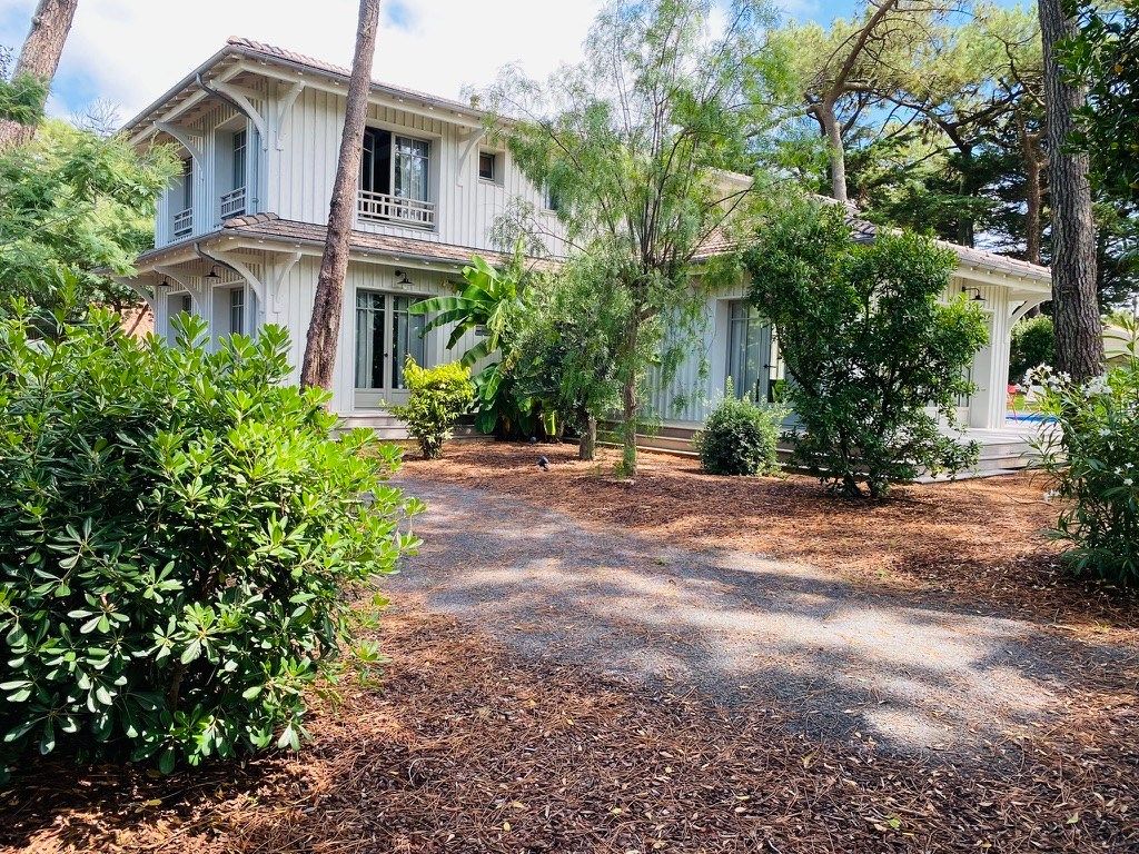 house 6 Rooms for sale on CAP FERRET (33970)