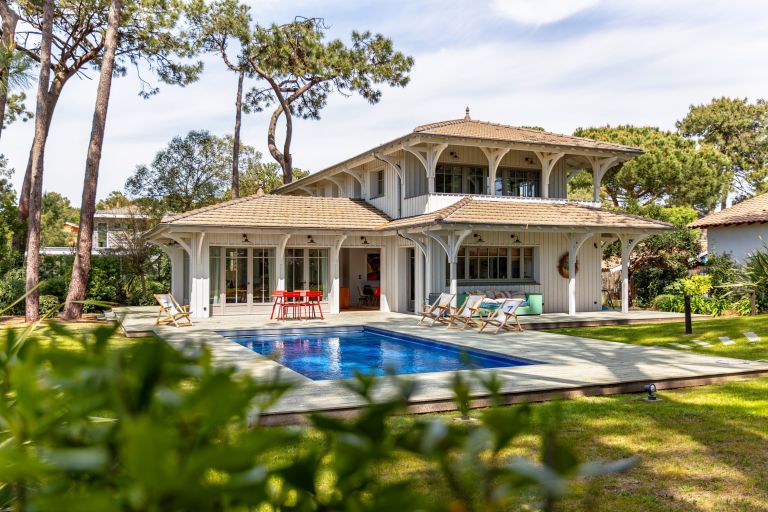 house 6 Rooms for sale on CAP FERRET (33970)