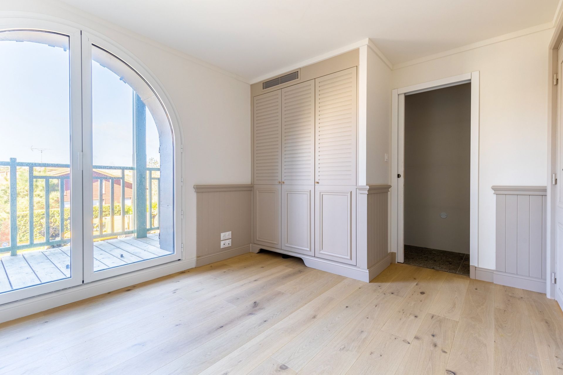 apartment 4 Rooms for sale on CAP FERRET (33970)
