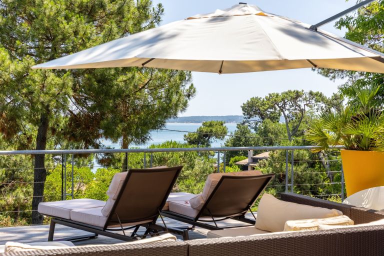 house 6 Rooms for sale on CAP FERRET (33970)