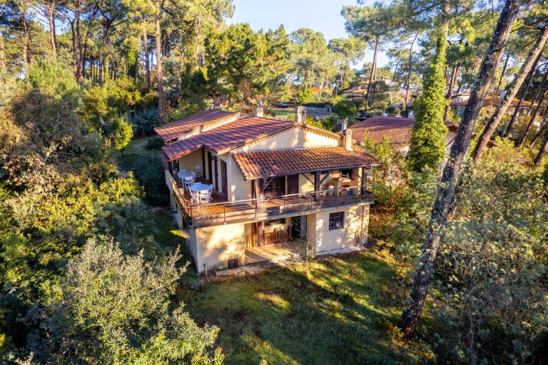 house 7 Rooms for sale on CAP FERRET (33970)