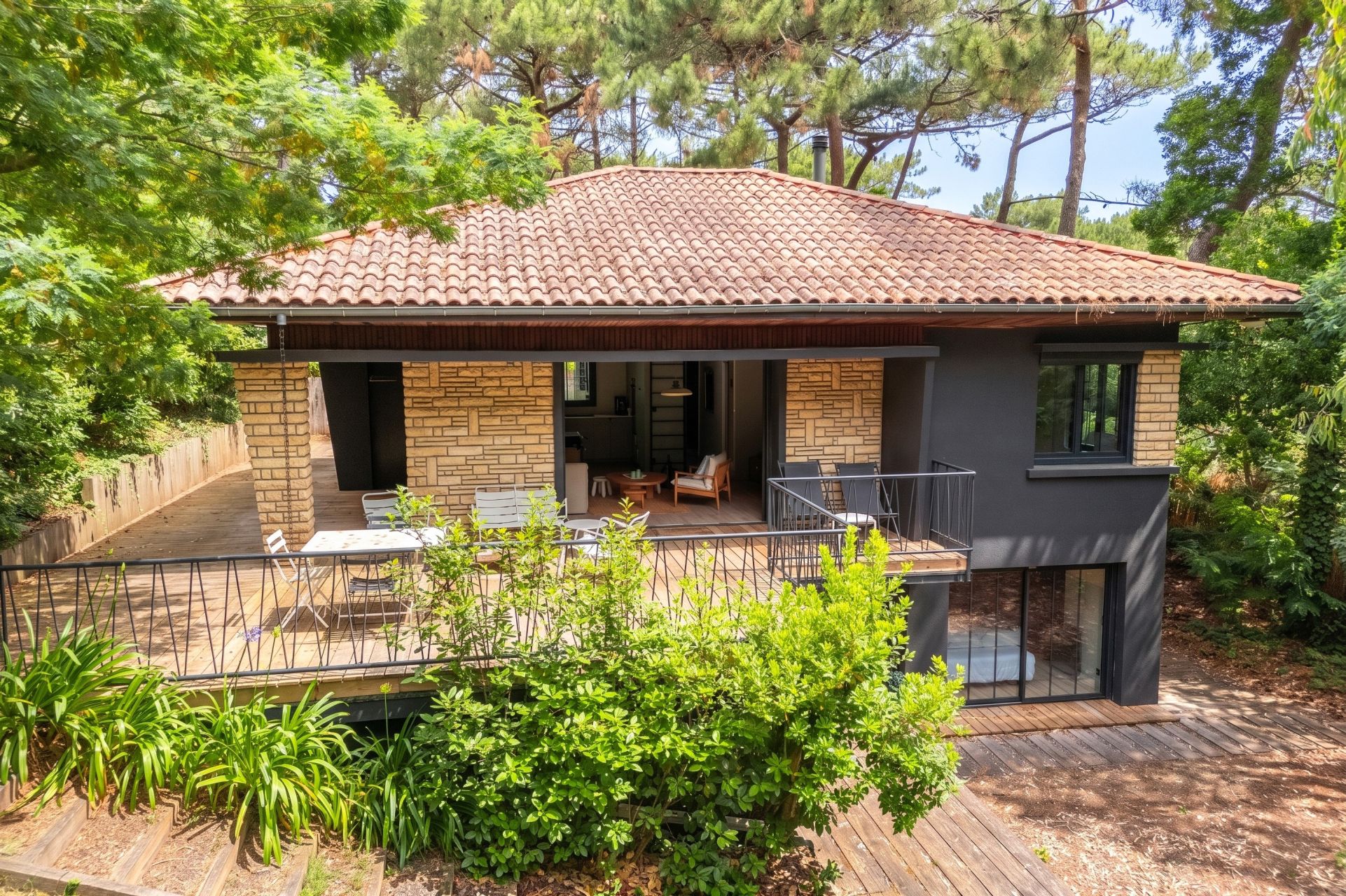 house 6 Rooms for sale on CAP FERRET (33970)