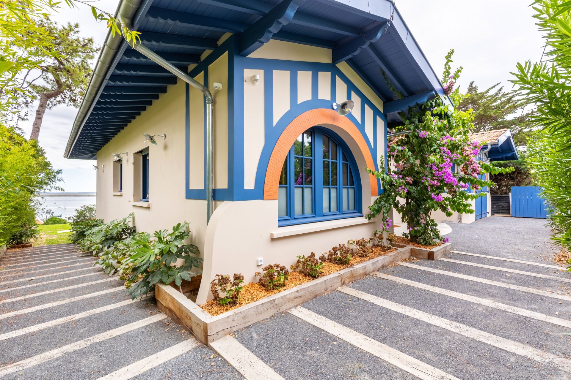 house 6 Rooms for sale on CAP FERRET (33970)