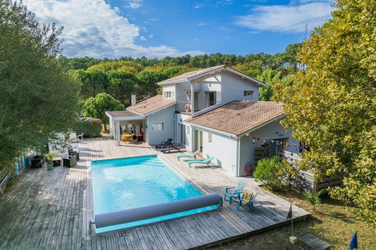 house 7 Rooms for sale on CAP FERRET (33970)